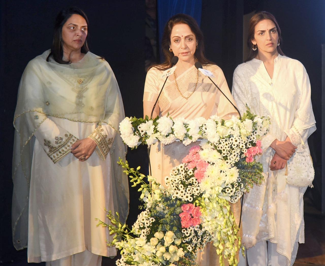 Hema Malini delivered an emotional speech remembering her late husband, as her daughters stood by her side. 